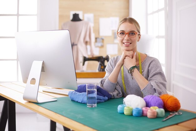 Úsmev lektorky pri výšivke